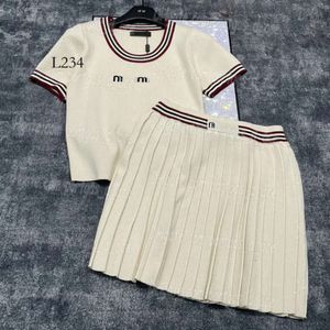 Stickade kvinnliga hoppare toppar kjolar set lyxdesigner bokstäver kontrast färg tees veckade kjol outfit elegant casual dagliga kvinnakickor skjortor klänning set 35