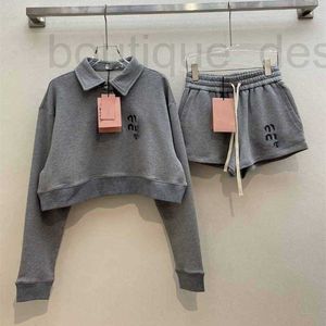 Calças femininas de duas peças designer marca 2024 início da primavera nova Nanyou Miu idade reduzindo estilo universitário carta impressa polo hoodie + shorts de cintura elástica conjunto cywb