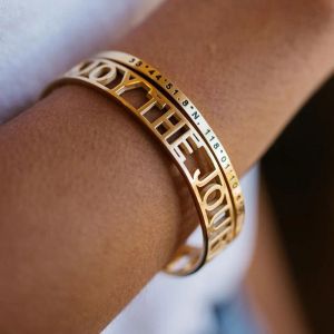 Pulseiras com nome personalizado para mulheres, pingente personalizado, cor dourada, pulseiras abertas para mulheres, aço inoxidável, joia de natal, presente