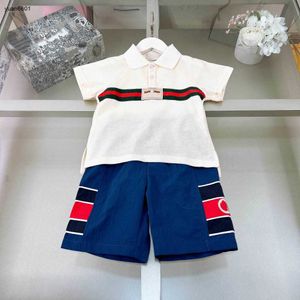 人気のある子供用袖のスーツチャイルドTシャツセットベビートラックスーツサイズ100-150夏のストライプスプライシングポロシャツとショートパンツ24feb20