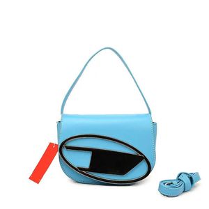 女性の卸売本物のクロスボディサマー夏の新しい小さなバッグレザー同じハンドバッグ2024ハンドバッグセレブリティショルダーグループアンダーアームミニトートバージーニhwm6