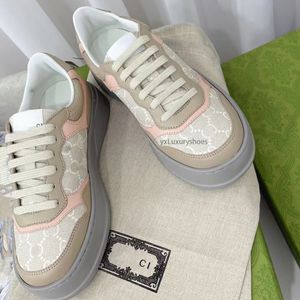 2024 designer italiano novos tênis casuais pretos masculinos femininos tênis brancos rosa esportes ao ar livre sapatos de caminhada de luxo casais entre si presentes