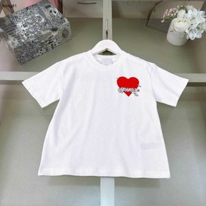 ブランドベイビーTシャツサマーチャイルドショートスリーブトップサイズ100-160 cmデザイナーキッズレッドハートパターン印刷ガールボーイズティー24feb20