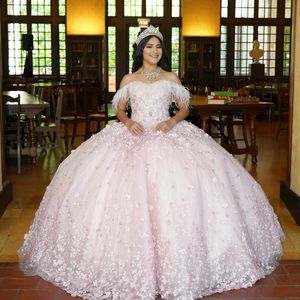 Abito da ballo rosa chiaro con spalle scoperte Abiti stile Quinceanera Ruffles Appliques Pizzo Tull Corsetto Abito da principessa per feste 0 Abiti da 15 anos