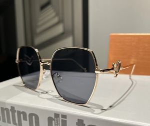 نظارة شمسية مصممة فاخرة للنساء أزياء الموضة UV400 حماية عدسة مربعة إطار كامل الذهب مطلي باللون الجانبي النظارات الشمسية الجديدة تأتي مع صندوق