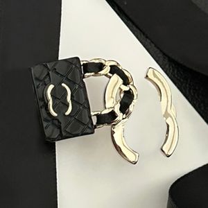 Spilla di design di buona qualità intarsio spilla di diamanti spille spille di perle lettera di marca gioielli in rame placcato oro voguish festa di nozze regalo vestito pin maglione accessori