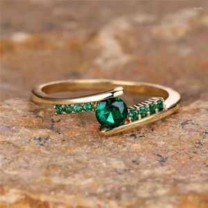 Bröllopsringar enkelt mode små runda stenring grön kristall zirkonengagemang för kvinnor vintage guldfärg smycken