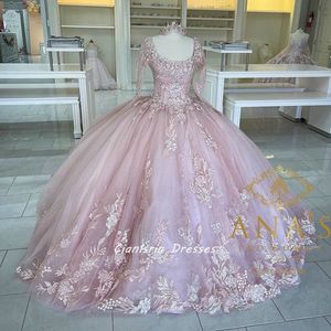 Blush Pink Square Collar Long Sleeve Ball Gown Quinceanera klänningar Floral Applices Beading Crystal Sweet 16 Prom Party Gown