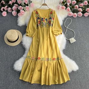 Temel gündelik elbiseler Sonbahar kadın uzun kollu elbise retro çiçek nakış beyaz tatil plaj elbisesi yaz j240222