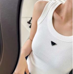 2024 Luxo Designer Womens Camisetas Verão Mulheres Tops Tees Crop Top Bordado Sexy Off Ombro Tanque Preto Casual Sem Mangas Backless Colete Sólido 6611ess