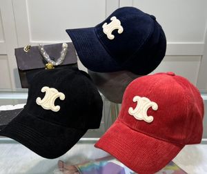 Erkekler için lüks kadife beyzbol şapkası kadınlar tasarımcı şapka kapakları Casquette unisex katı nakış mektubu baskılı çiftlik erkekler güneş topu kapakları