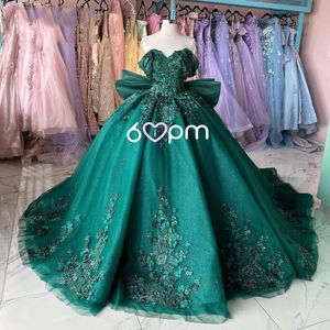 Зеленое блестящее платье Quinceanera с открытыми плечами, платье для выпускного вечера с цветочной аппликацией, кружевными бусинами и бантом, платье принцессы, милое праздничное платье для 15 лет