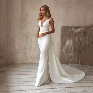 2023 Abiti da sposa vintage a sirena economici con scollo a V profondo in raso Illusion Sweep Train Arco staccabile Plus Size Abiti da sposa aperti indietro