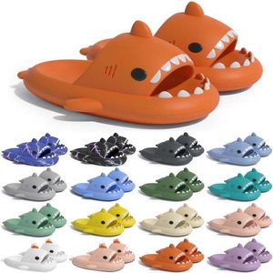 Gratis fraktdesigner Shark Slides Sandal Sandvar Sumpter för män Kvinnor Sandaler Slide Pantoufle Mules Men Women Tisters Trainers Flip Flops Sandles Color19