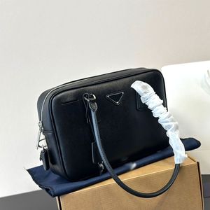 Modedesigner-Tasche. Schlichte und schlichte All-in-One-Federtasche aus kreuznarbigem Rindsleder mit charakteristischer Dreiecksmarkierung in Schwarz und Silber. Die Größe beträgt 30 cm