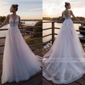 Pink Princess Light Beach En linje ärmlös V -hals Appliced ​​Bride Dress Tulle Boho Wedding Gowns 2024 Ppliked