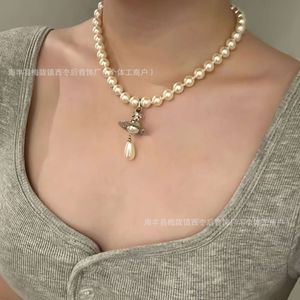 女性のための衛星ネックレスデザイナーネックレスVivienenWestwood Luxury Jewelry Viviane Westwood Necklace 3D Saturn Water Drop Pearl Necklaceは同じタイプoです