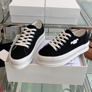 22f Female Designer Casual äkta lädermaterial Little Black White Shoes Skateboarding Shoes Perfekt mångsidig moderesor Turné Walking Shoes