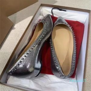 Designer klänningskor Spring Autumn Women Flat Heel Shoes Pointed Toe Wedding Dance äkta läder Klassisk nit Red Shiny Sole Lady Office