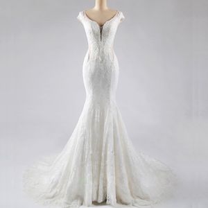 Abito da sposa semplice a sirena con applicazioni di abiti da sposa a tromba con scollo a V in pizzo