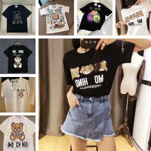 Sunmmer Womens Mens Designers Camisetas Camisetas Moda Carta Impressão Manga Curta Lady Tees Luxurys Roupas Casuais Tops T-shirt Moschinos