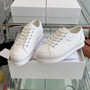 22f Designer feminino Material de couro genuíno Little White Shoes Sapatos Skateboarding