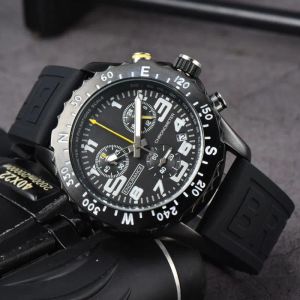 Topp Luxury Men's Watch Quartz Endurance Pro Avenger Chronograph 44mm Watches Flera färger Gummi Män klockor Glass Wristwatches Breitling 05
