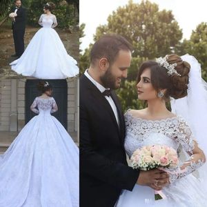 Elegante Bateau-Ballkleid-Brautkleider mit langen Ärmeln, gewelltem Ausschnitt, verdeckten Knöpfen am Rücken, Kapellenschleppe, Spitzenapplikation, Brautkleid B36