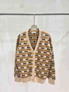 Kvinnors tröjor Miumius Designer V-ringningsbrev stickad Cardigan för kvinnors Autumn New Striped Jacket Ytterkläder