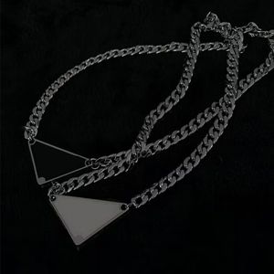 Anhänger Dreieck Damen Frauen Luxus Halsketten Designer für Teenager Mädchen Einfache Buchstaben Muster schwarzer Tag Schnalle Kubanische Verbindung Kette Schmuck Designer Halskette ZB011 B4