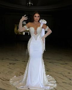 Novia Abiti eleganti Medio Oriente Abito da sposa a sirena bianca Una spalla Perle Pizzo senza spalline Abiti di fidanzamento lussuosi Sweep Train Robe De Soree africano 326