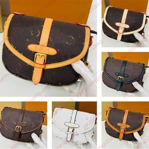 Flap Tote Bag Saumur bb kuvertväskor plånbok crossbody messenger handväska lyxiga läder designer kvinnor breda axelband bokstäver cossbody spännen koppling ficka