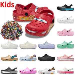 Med charms designer barn croc sandaler glider spänne salhe bembury crocc skjutreglage tofflor platt plattform croos cros barn skor loafers storlek c6-j3