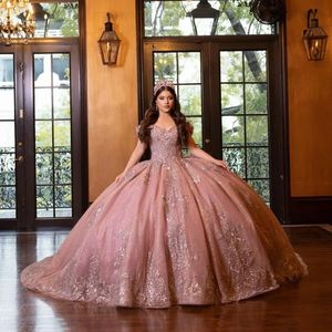 Блестящие сексуальные блестящие сексуальные платья Quinceanera с v-образным вырезом и аппликацией из розового золота, бальное платье с открытыми плечами и бисером, милые платья Vestidos De 15 для девочек