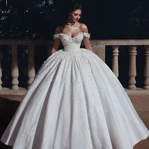 Dubai Princess Ball Gown Wedding Dress Petals Flower pärlor av axel satin brudklänning charmig snörning saudiarabien bröllopsklänningar