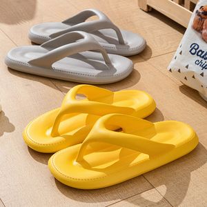 Flip flops tofflor för män och kvinnor som bär på stranden utanför på sommaren inomhus mjuka solerade badrum badar anti slip sandaler mode