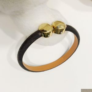 Charme pulseiras 18k ouro hardware pulseira de couro designer de luxo mulheres fivela de aço inoxidável alça de mão marrom quatro folhas flor pa dhipk
