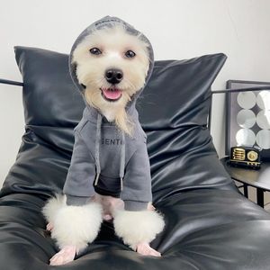 Toptan kış yeni köpek kıyafetleri oyuncak bichon schnauzer kedi evcil hayvan mektubu yansıtıcı kapüşonlu kazak moda markası