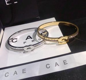 Tasarımcı Bangles Lüks Cazibe Bilezikleri Kadın Mektup Mücevher 18K Altın Kaplama Paslanmaz Çelik Bilek Bant Moda Sevenler Hediye