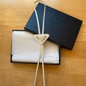 Unisex läder bolo slips män kvinnor designer slipsar utomhus shopping gå vackert bröllop bekvämt slitage lyx nackband triangulärt mönster pj046 b4