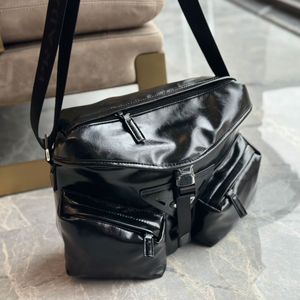 Motorcykelväska hobo nylon totes väska kvinnor designer handväskor handväska mode axelväskor triangulära metall bokstäver axelband stora kapacitet crossbody väskor