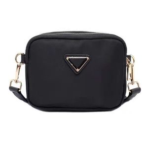 Handväskor Designer Väskor äkta läder axelpåsar bokstäver-mönster nylon plånböcker kvinnor handväska mode crossbody bag222r