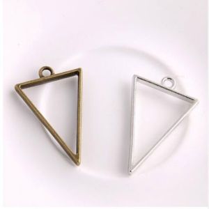 100pcs estilo vintage bronze liga prata Triângulo Charms Hollo cola em branco Bandeira de moldura