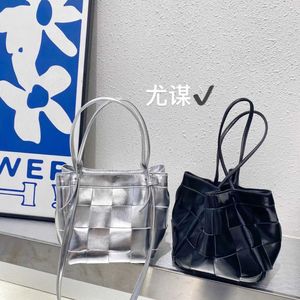 Silver glossy woven minimalist commuting bag with large capacity tote cabbage basket, bucket bag, shopping bag, hand-held crossbody bag