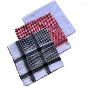 Berretti Musulmani Uomini Foulard con stampa scozzese Arabo Dubai Turbante Collo Avvolgere Scialle con copricapo arabo nel deserto del Medio Oriente