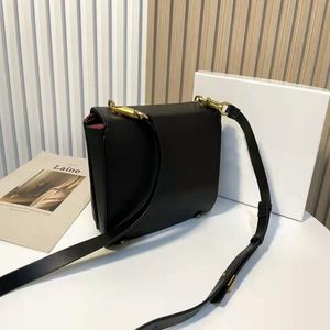 Designer Stud Sign Grain Calf Leather Shoulder Bags Big Rivet Chain Strap Cross Body Påsar Vintage mässing Hårdvaruhandväskor Magnetic251f