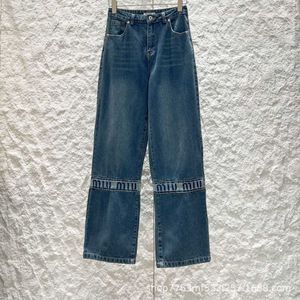 Springsummer Ny skarvningsbrev broderi Denim byxor med jäststen slipning och blekningsteknikdesign