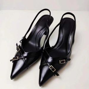 Сандалии 2024 Женские черные кожаные туфли-лодочки с ремешком на каблуке с уникальной пряжкой, браслет на щиколотке, шнурки, элегантные офисные женские угловые шнурки, туфли-мулы J240224