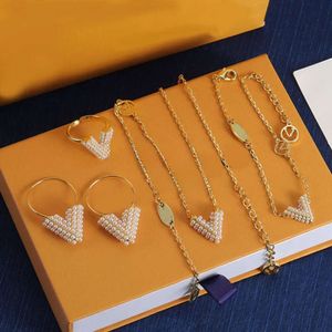 Fashion Women Luxury Designer Necklace Bracelet Earring Ring Set 18k Gold V Letter Pearl Pendant Necklace Festival Jewelry