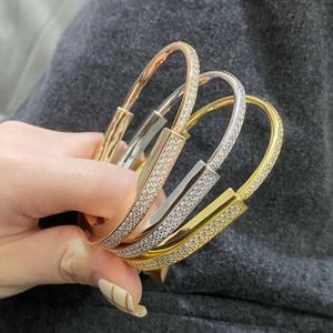 Designer de jóias tiffanyco alta versão v-ouro pulseira de bloqueio para mulheres novo estilo luz luxo moda meio diamante cheio de diamante em forma de u pulseira de bloqueio